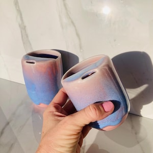 Tazza da viaggio in ceramica fatta a mano con coperchio e fossetta per impronta digitale - Smalto Stardust / Da asporto / Regalo unico per tazza in ceramica / Adatto al portabicchieri dell'auto
