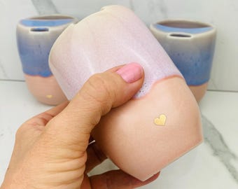 Mug de voyage en céramique fait main coeur en or 22 carats avec demi-couvercle, coeur doré et empreinte de pouce fossette, cadeau unique gobelet à emporter, gobelet à emporter