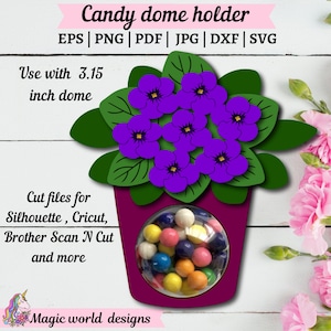 Può includere: Un vaso di fiori viola con un porta-cupola da 3,15 pollici per caramelle. Il vaso è decorato con foglie verdi e fiori viola. Il testo "Candy dome holder" è in alto nell'immagine. Il testo "Use with 3.15 inch dome" è sotto il vaso. Il testo "Cut files for Silhouette, Cricut, Brother Scan N Cut and more" è sotto il testo "Use with 3.15 inch dome". Il testo "Magic world designs" è in basso nell'immagine.