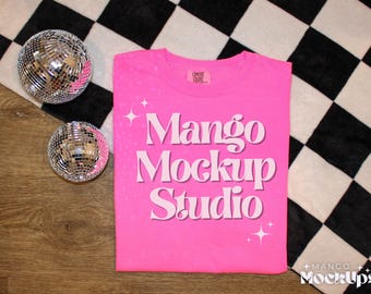 Comfort Colors 1717 neonroze t-shirtmodel | Mockup discothema Comfort Colors | Mockup in retrostijl | Nieuwjaarsmock-up | T-shirt discobal