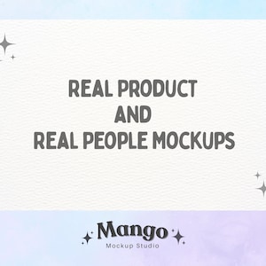 Op de afbeelding: Lichte achtergrond met de grijze tekst "REAL PRODUCT AND REAL PEOPLE MOCKUPS". De onderkant van de afbeelding heeft de tekst "Mango Mockup Studio" in een scriptlettertype. Decoratieve sterrenbarsten staan in de hoeken.