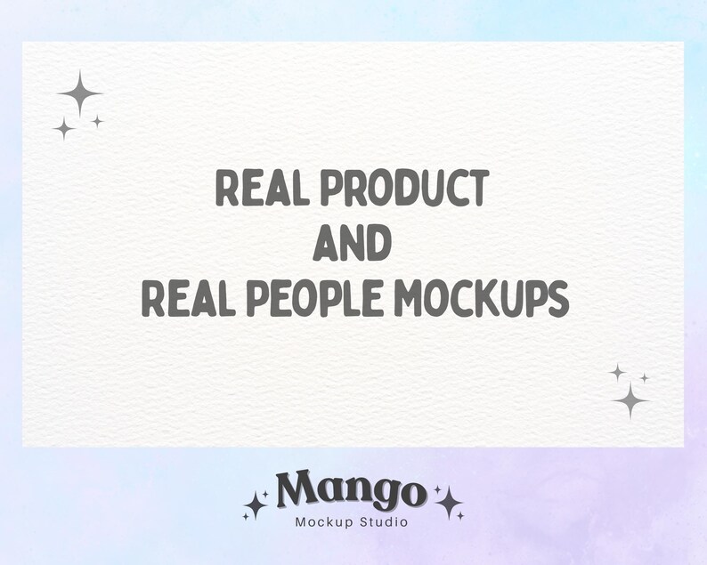 Op de afbeelding: Lichte achtergrond met de grijze tekst "REAL PRODUCT AND REAL PEOPLE MOCKUPS". De onderkant van de afbeelding heeft de tekst "Mango Mockup Studio" in een scriptlettertype. Decoratieve sterrenbarsten staan in de hoeken.