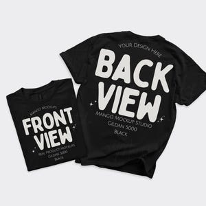 以下が含まれることがあります： 2枚の黒いTシャツが並んでいます。左側の小さい方には、白い文字でFRONT VIEW、MANGO MOCKUPS、REAL PRODUCT MOCKUPS、GILDAN 5000、BLACKと書かれています。右側の大きい方には、YOUR DESIGN HERE、BACK VIEW、および同様のテキストが書かれています。