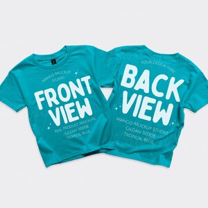 Gildan 5000B Jugend-T-Shirt, tropisches Blau, Vorder- und Rückseite (Mockup) | G500 Kinder-T-Shirt, blau, Flat-Lay-Mockups | Echte Produktfotografie