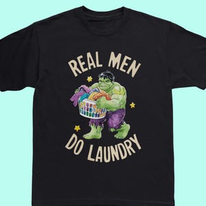 おもしろハルクランドリーシャツ マーベルパロディTシャツ 本物の男は洗濯をする 彼への皮肉な贈り物 スーパーヒーローグラフィックTシャツ オタクなお父さんジョークトップ