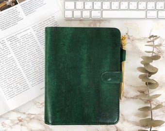 Agenda personalizada artesanal em couro vegano, tamanhos A5 e A6, com personalização.