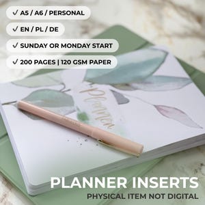 Puede incluir: Un planificador con diseño floral, un bolígrafo rosa claro y el texto "Planner Inserts". El planificador es de tamaño A5/A6/Personal, con 200 páginas de papel de 120 g/m². Disponible en inglés, polaco y alemán, con inicio en domingo o lunes.
