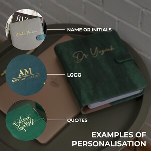 Pode incluir: Exemplos de cadernos e di&aacute;rios personalizados. A imagem mostra um caderno cinza com "Ulada Pechab" em letras douradas, um caderno verde com "Dr Yugvak" e um caderno redondo verde com "Believe Yourself".
