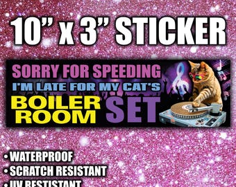 Désolé pour l'excès de vitesse, je suis en retard pour la chaufferie de mon chat ! - Sticker pour pare-chocs drôle Cat DJ Gen-Z, cadeau drôle pour amoureux des chats