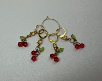 Ensemble de quatre marqueurs de points cerise