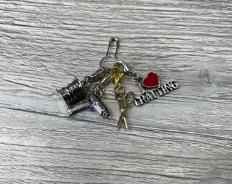 Quatre breloques artisanales pour pistolet à colle, ciseaux, bobine, cœur, artisanat