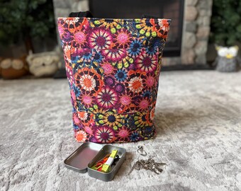 Sac fourre-tout fait main pour projet de tricot avec accessoires au crochet