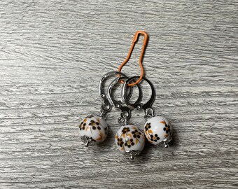 Ensemble de trois marqueurs de point en céramique marron et orange