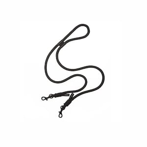 Puede incluir: Correa negra para perros con asa en bucle y dos mosquetones metálicos. La correa está hecha de un material grueso y duradero similar a una cuerda. La correa está diseñada para pasear a dos perros a la vez.