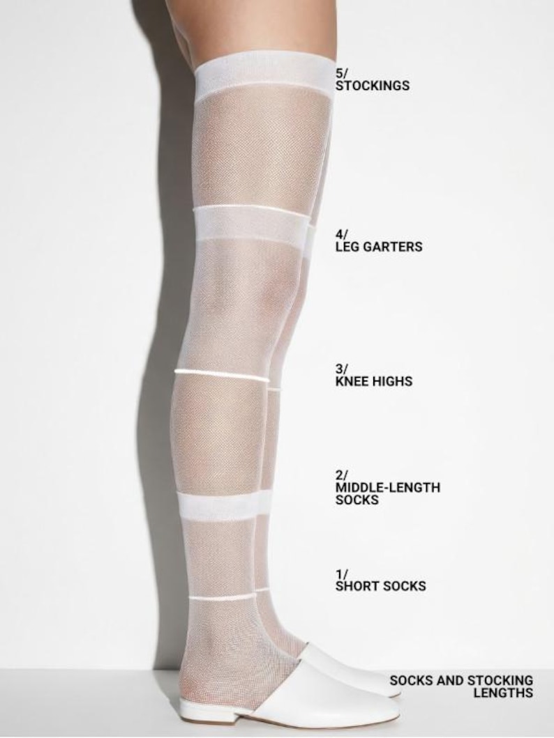 Puede incluir: Medias y calcetines de rejilla blancos con bandas blancas s&oacute;lidas a varias alturas. Los textos 1/ SHORT SOCKS, 2/ MIDDLE-LENGTH SOCKS, 3/ KNEE HIGHS, 4/ LEG GARTERS, 5/ STOCKINGS y SOCKS AND STOCKING LENGTHS aparecen junto a la pierna.
