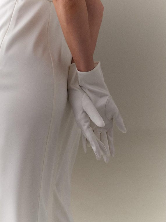 Weie mittellange Brauthandschuhe aus Satin, Hochzeitsaccessoires, kurze,  elfenbeinfarbene, elegante, formelle, klassische, basic, benutzerdefinierte  Handschuhe - Etsy.de
