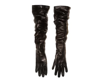 Könnte beinhalten: Ein Paar lange schwarze Lederhandschuhe mit einem gerafften Look.