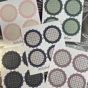 Karo-Aufkleber mit elegantem Spitzendesign