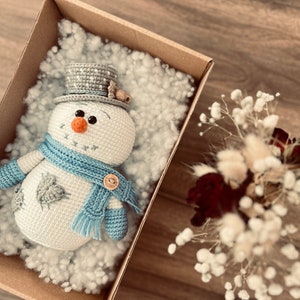 Crochet Christmas Snowman: Amigurumi Winter Gift