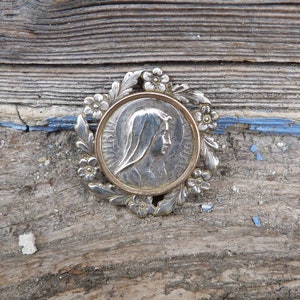 Spilla religiosa vintage edoardiana francese del 1900 in argento e ottone della Santa Vergine Maria immagine 1