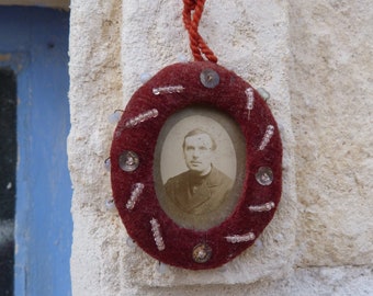 Vintage  1890 old French Victorian red velvet & glass oval small photo frame beaded