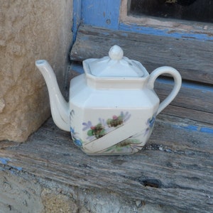 Vintage  old French porcelaine  de Paris small size tea pot