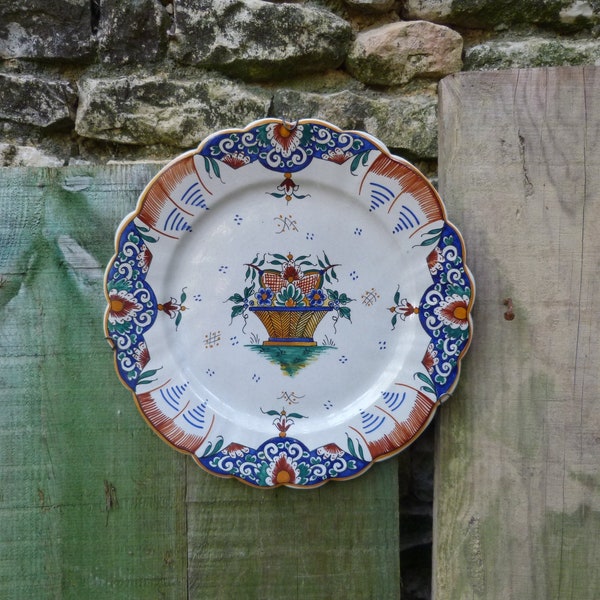 Ancienne assiette chantournée  en faience de Gien avec  motifs panier de fleurs  bleu/jaune