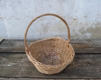 Vintage  old  French  hand woven  wicker basket  corbel panière