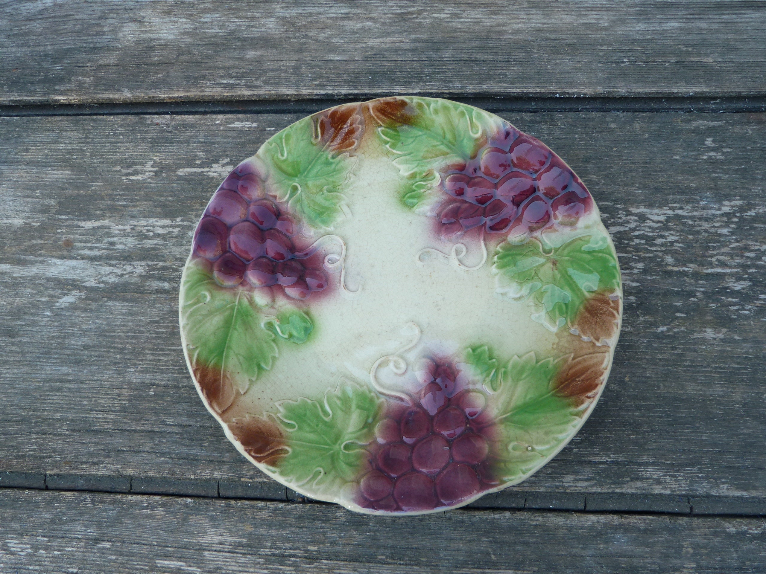 Assiette en Barbotine Motif Raisins