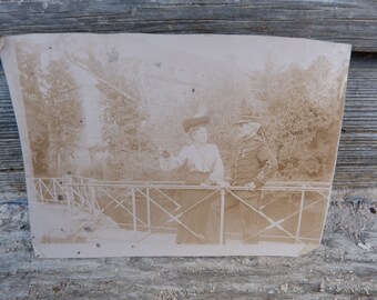 Vintage 1900 fotografía real sepia mujer y hombre francés en el jardín