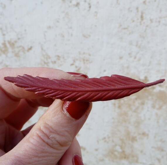 Vintage 1960/1970 hard plastic brooch red feather - image 4