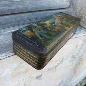 Antique 1920 /1930 old French Art déco lithograph  tin box  figuring   a romantic scena with Pierrot