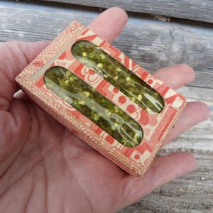 Boite  carton  1920 avec perles de rocaille à l'intérieur