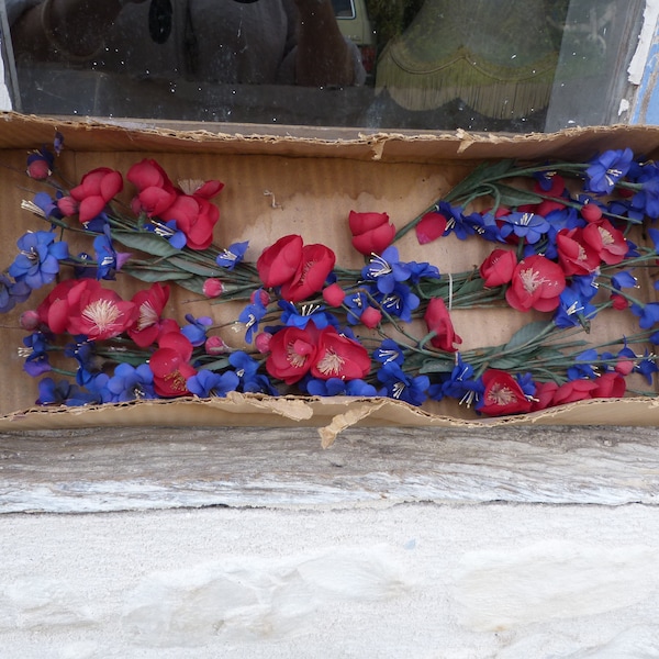 Lot de fleurs en tissu ancien dans un carton provenant d'un magasin Parisien