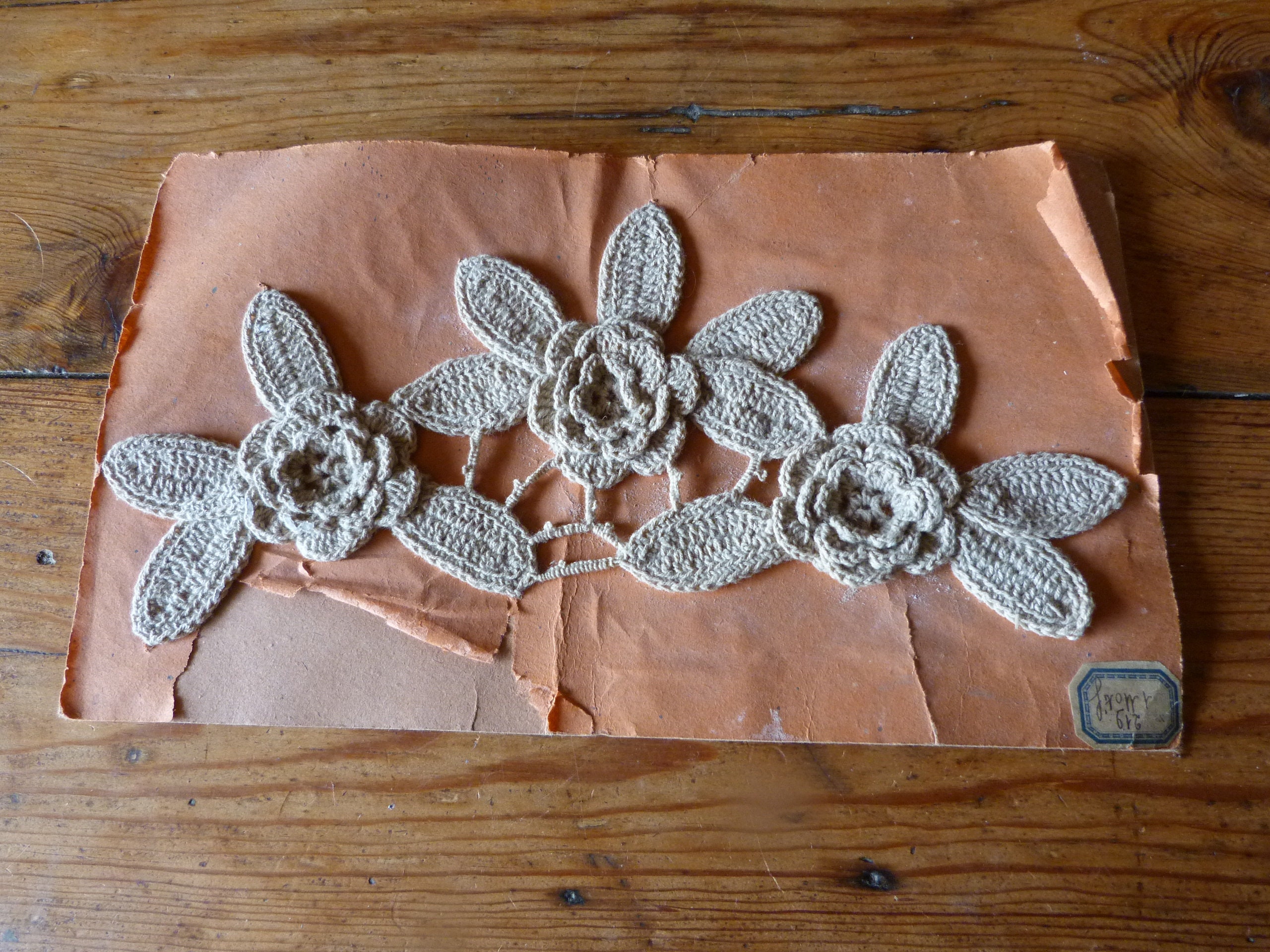 Exemplaire Fleurs Coton Crochet Venant Du Grenier d'une Mercerie