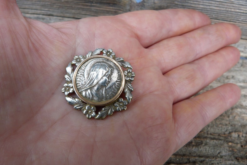 Spilla religiosa vintage edoardiana francese del 1900 in argento e ottone della Santa Vergine Maria immagine 3