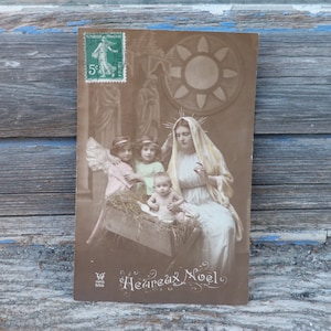 Carte postale ancienne  1910  Noel photogaphie recoloriée Anges Chérubins Creche vivante