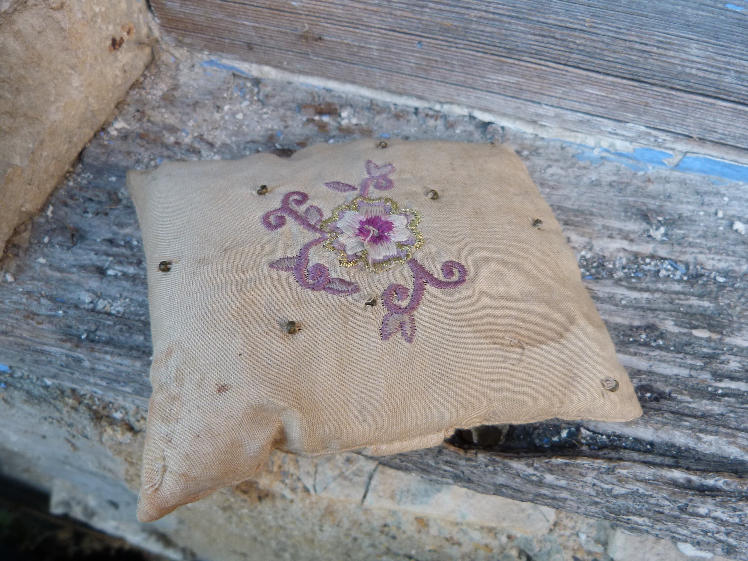 Ancien Mini Coussin Brodé Pour Lavande