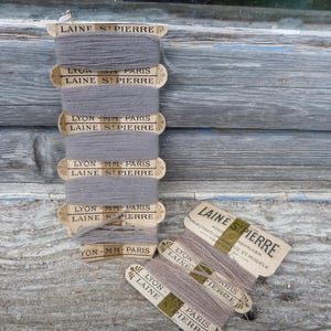 Ensemble de fils anciens sur cartons gris