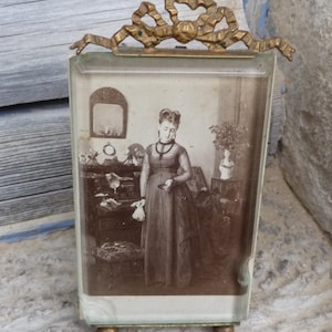 Marco de fotos de vidrio francés victoriano vintage de 1890/1900 con vidrio grueso y fotografía en el interior.