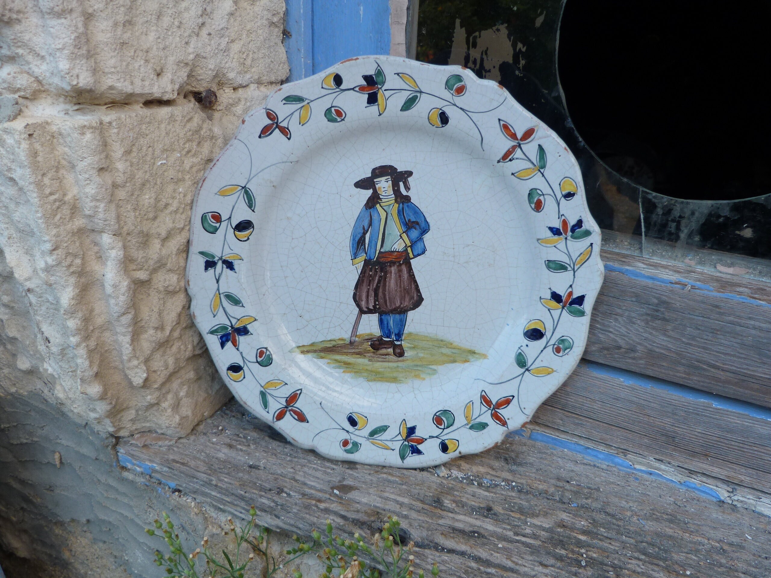 Assiette Xviiieme Siècle Malicorne en Faience Petit Feu Polychrome Motif Breton