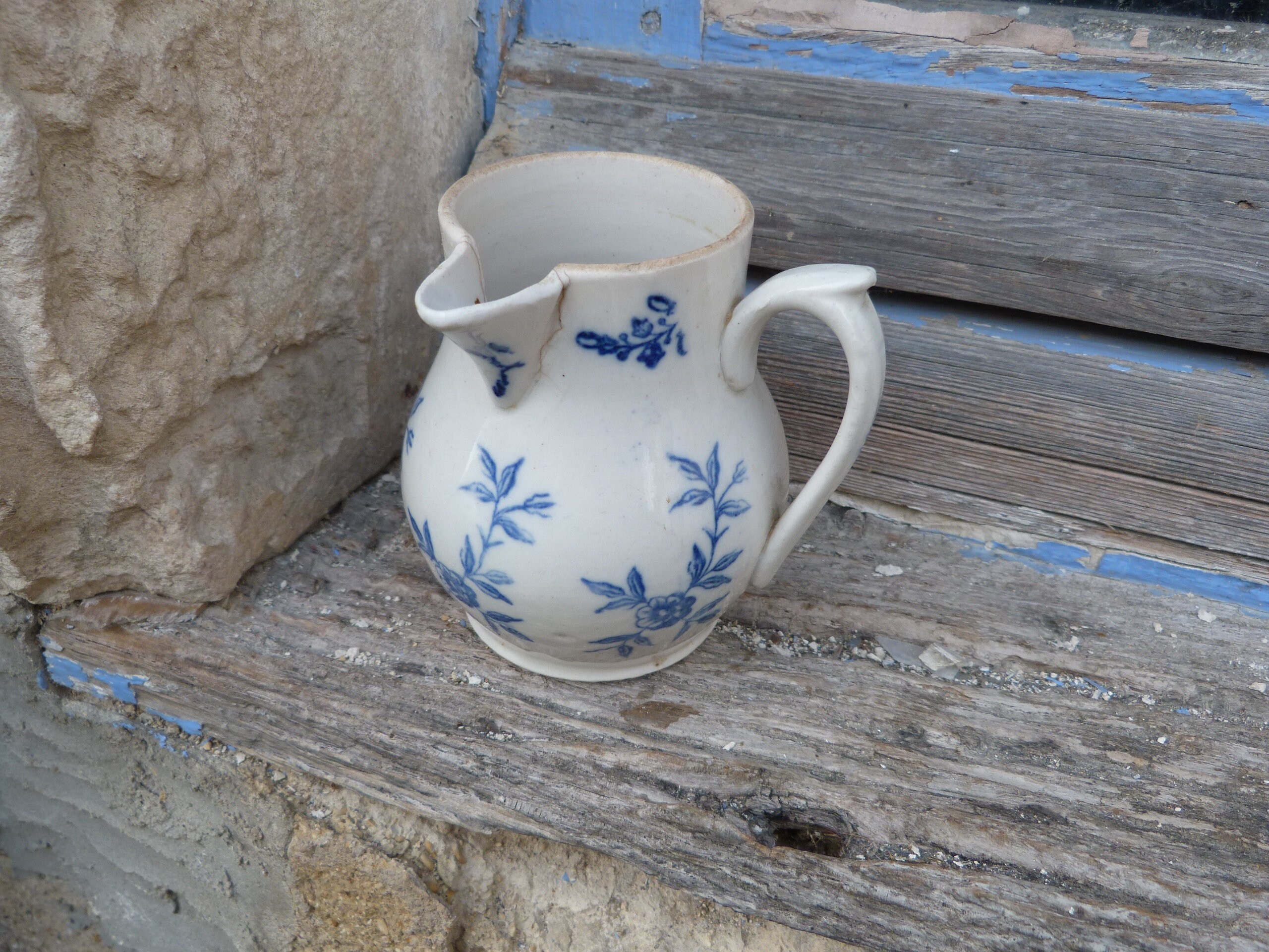Pot à Lait Petit Pichet en Faience de St Uze Motifs Floraux Bleus