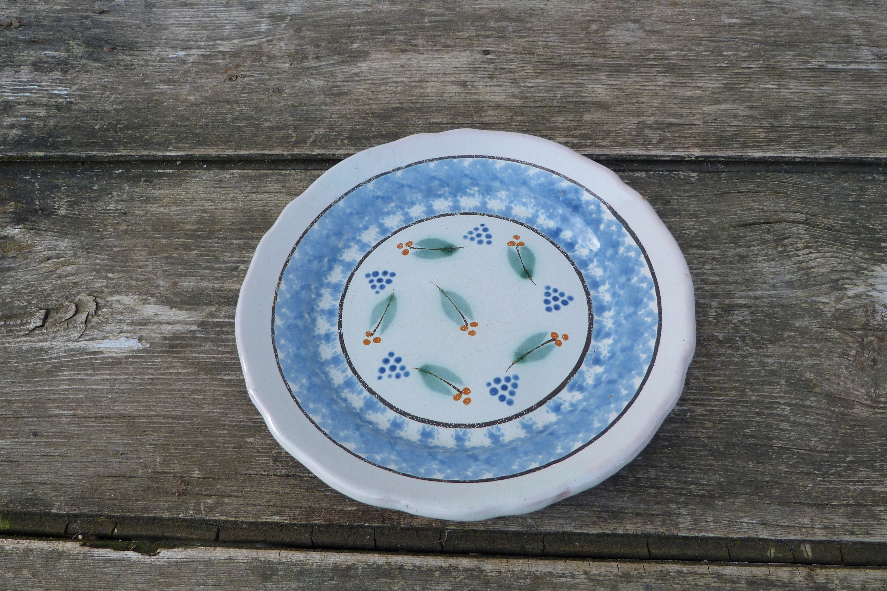 Assiette Ancienne En Faïence Forges Les Eaux Ou Rouen - Cul Noir - 24 Cm - Restaurée