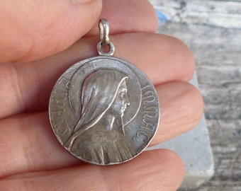Vintage old French 1911  Sterling  Holy Virgin profil  signed Penin Poncet with engraving date at the back medal Catholica