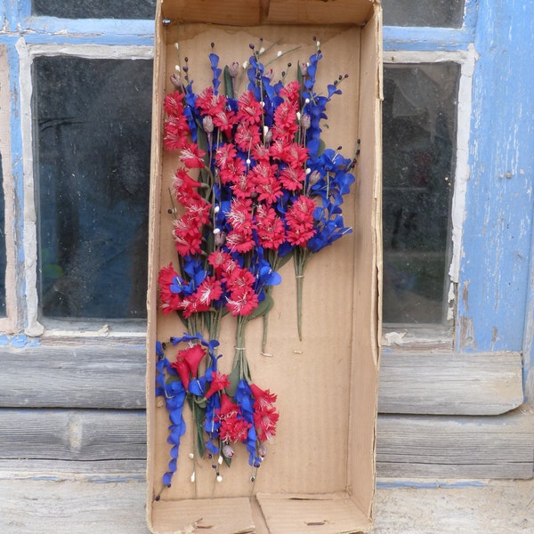 Lot de fleurs en tissu ancien dans un carton