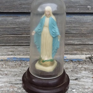 Vintage 1930 alte französische religiöse Plastikkuppel mit der Heiligen Jungfrau im Inneren