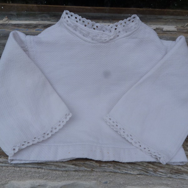 Vintage 1900 Chemise ancienne pour  bébé en coton bordé de dentelle