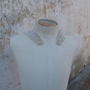 Vintage old French Victorian Edwardian off white cotton crochet lace collar for child image 3