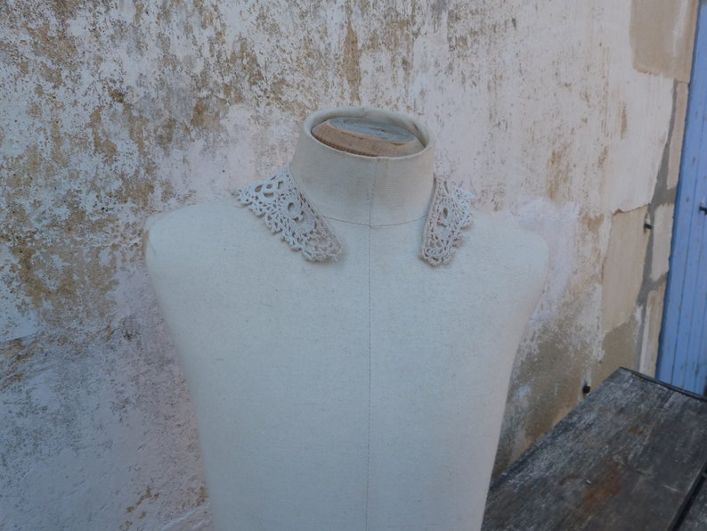 Vintage old French Victorian Edwardian off white cotton crochet lace collar for child image 3