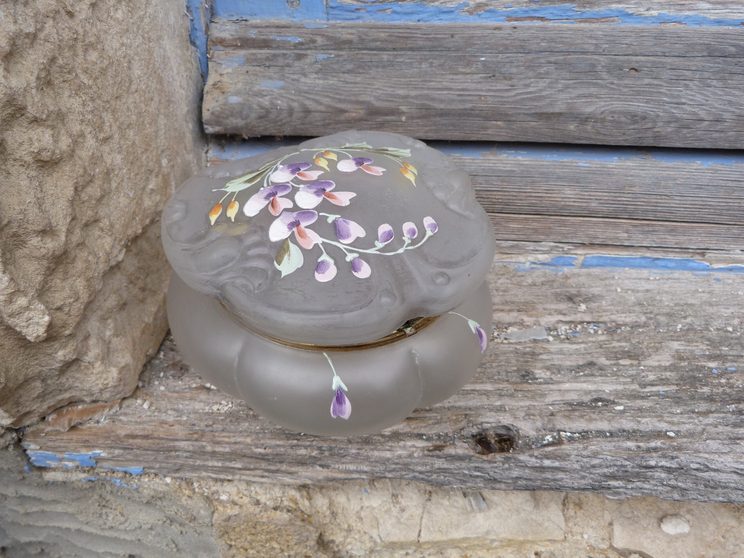 Art Nouveau Bonbonniere Boite à Bijoux Legras en Verre Givré et Motif Floral Émaillé